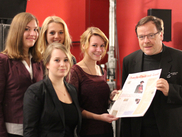 Schülerinnen des Amplonius-Gymnasiums Rheinberg übergaben Kai Brodersen, Präsident der Universität Erfurt, ihre selbstgemachte Zeitung über Amplonius.