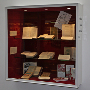 Ausstellungsvitrine zu Brods Werk