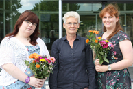 Maja-Kristin Honigmann und Jaclyn Meisel mit ihrer Ausbilderin Valentina Tischer (Universitätsbibliothek Erfurt)