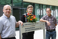 Julien Knospe (m.) mit seinem Ausbilder Andreas Schöppl und Universitäts- und Rechenzentrumsleiter Frank Trefflich
