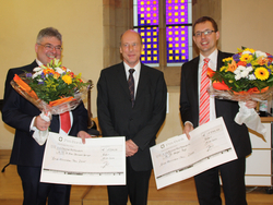 Preisträger Erich-Kleineidam-Preis 2011 mit Blumen und Scheck