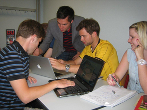Studierende verschiedener Fachrichtungen beschäftigen sich an der Universität Erfurt mit dem Anstoß-Projekt.