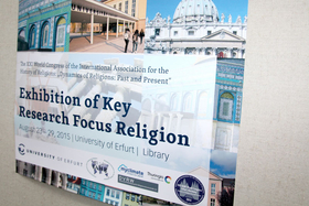 Zum IAHR-Weltkongress präsentierte sich der Universitäre Schwerpunkt Religion mit einer Ausstellung in der Bibliothek.