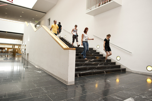 Innenaufnahmen Universitätsbibliothek: Blick auf die Treppe