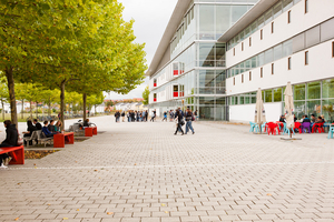 Blick auf das Campus-Café Hilgenfeld und Universitätsbibliothek Erfurt