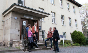 Mitarbeiter und Forscher des Max-Weber-Kollegs vor dem Forschungsgebäude 1