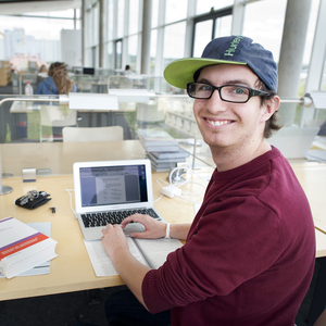 Student in Universitätsbibliothek Erfurt