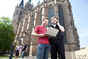 Studierende der Katholisch-Theologischen Fakultät vor dem Erfurter Dom