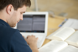 Studierende der Universität Erfurt beim Arbeiten in der Bibliothek