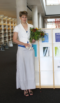 Tina Herzog hat erfolgreich ihre Ausbildung zur Fachangestellten für Medien und Informationsdienst/Fachrichtung Bibliothek beendet. Hintergrund: Bibliothek