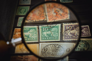 Briefmarken und Lupe