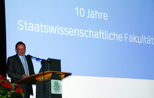 Thüringens Justizminister Dr. Holger Poppenhäger gratulierte zum zehnjährigen Bestehen der Staatswissenschaftlichen Fakultät der Universität Erfurt.