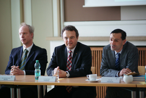 Bundesinnenminister Dr. Hans-Peter Friedrich (Mitte) mit Prof. Dr. Hermann-Josef Blanke (l.) und Prof. Dr. Till Talaulicar