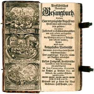 Zwei Bilder des Arnstädtischen Gesangbuchs vor und nach der Restaurierung.