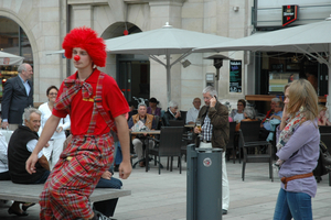 Einrad fahrender Clown in der Erfurter Innenstadt