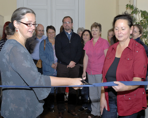 Dr. Kathrin Paasch eröffnet zusammen mit Mitarbeitern den neuen Eingang zur Forschungsbibliothek Gotha.