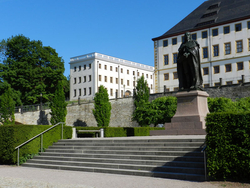 Das Pagenhaus auf Schloss Friedenstein - im Vordergrund: das Herzog-Ernst-Denkmal.