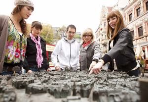 Studierende von FH und Universität Erfurt vor dem Stadtmodell am Erfurter Rathaus.