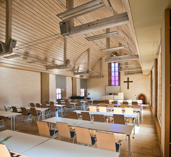 Blick in den leeren Hörsaal der Katholisch-Theologischen Fakultät