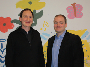 Dr. David Buttelmann von der Universität Erfurt (r.) und Dr. Martin Degner vom Autismuszentrum „Kleine Wege“