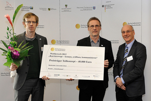 Andreas Höfelmayr (li.) und Prof. Dr. Gerd Mannhaupt (Mitte) nehmen  den Preis für die Universität Erfurt im Wettbewerb "Karrierewege" entgegen.