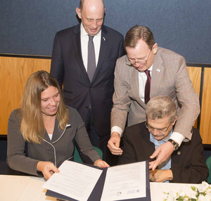 Prof. Dr. Heike Grimm unterzeichnet das Memorandum of Understanding in Haifa.