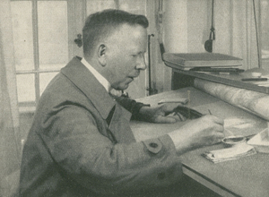 Historisches Foto aus dem Perthes-Verlag: Ein Mitarbeiter bei der Bearbeitung des Perthes-Schulkatalogs
