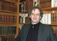 Porträt Prof. Dr. Martin Mulsow in der Bibliothek