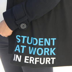 Detailaufnahme des Erstsemesterbeutels mit Aufdruck "Studis at work in Erfurt"
