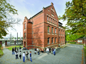 Das Gebäude der Willy Brandt School of Public Policy an der Universität Erfurt.