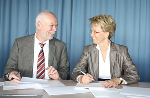 Hans Winklmann und Prof. Dr. Bettina Rockenbach unterzeichnen den Kooperationsvertrag.